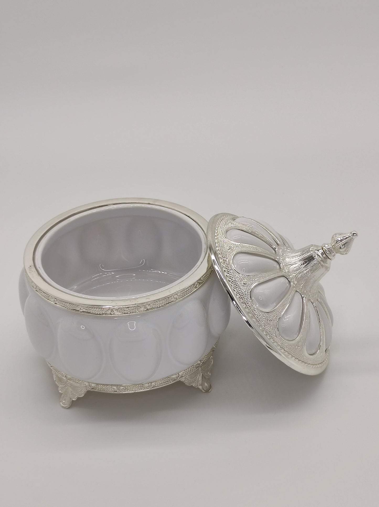 Très belle bonbonnière en porcelaine et métal argenté - D & C